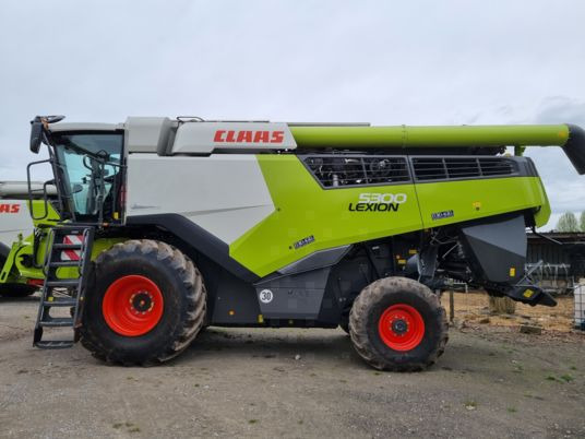 Claas LEXION 5300 - Combine harvester: picture 1 Claas LEXION 5300 - Combine harvester: picture 1