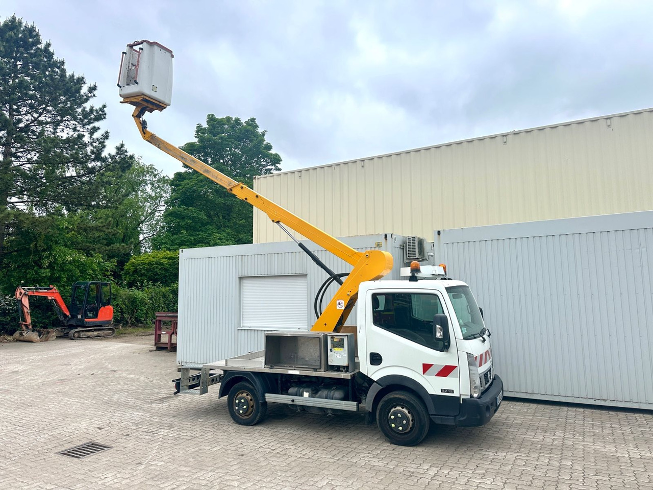 Nissan Cabstar mit Topy11 Arbeitsbühne / 11 Meter - Truck mounted aerial platform: picture 1 Nissan Cabstar mit Topy11 Arbeitsbühne / 11 Meter - Truck mounted aerial platform: picture 1