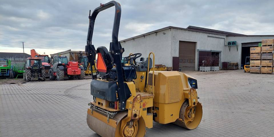 Walec Caterpillar CB24 2700 kg CAT - Roller: picture 5 Walec Caterpillar CB24 2700 kg CAT - Roller: picture 5