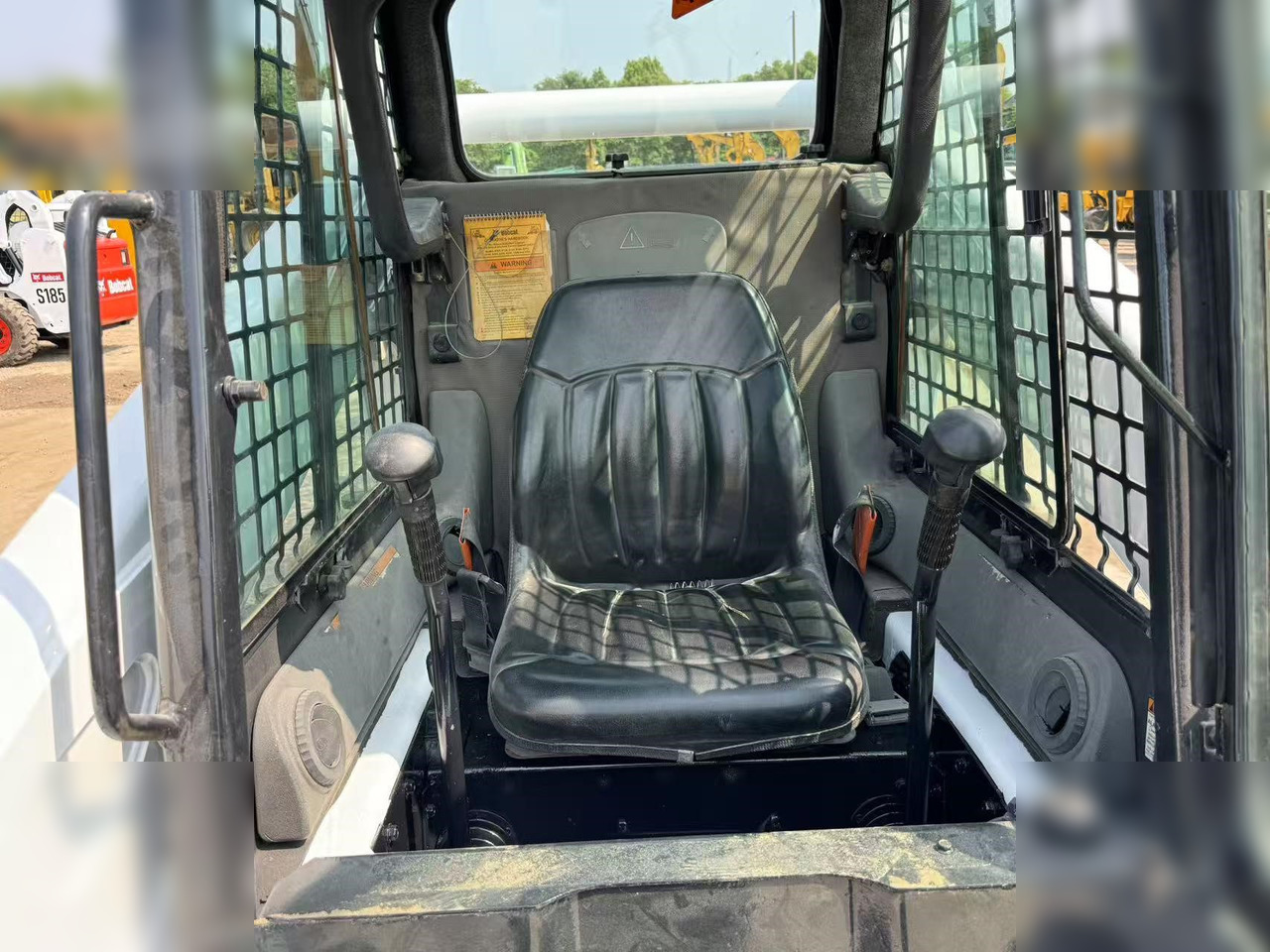 Skid steer loader BOBCAT S300: picture 7