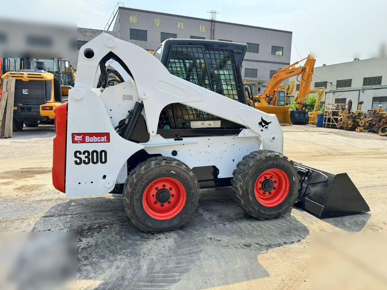 Skid steer loader BOBCAT S300: picture 8