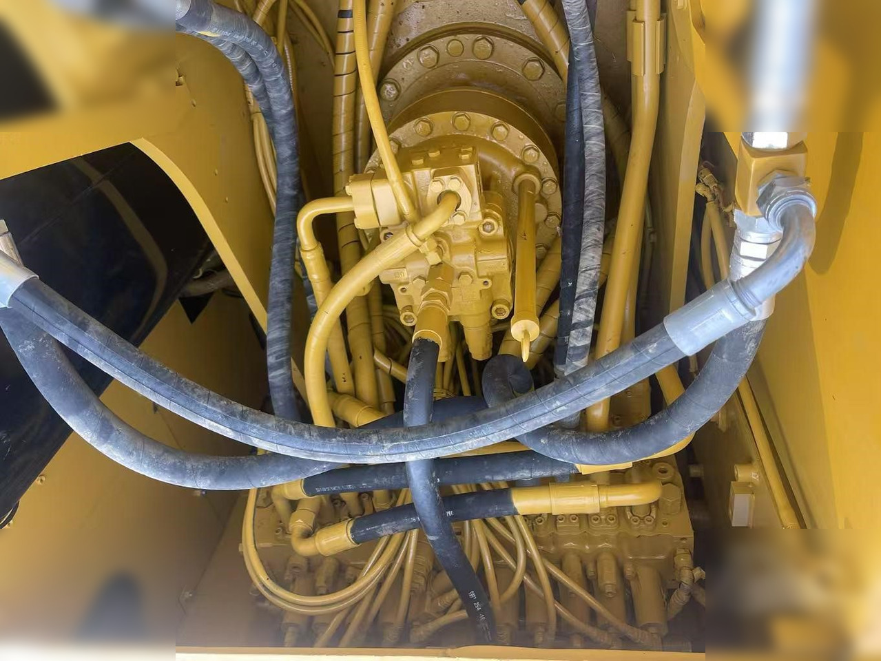 Crawler excavator CATERPILLAR 320D: picture 8