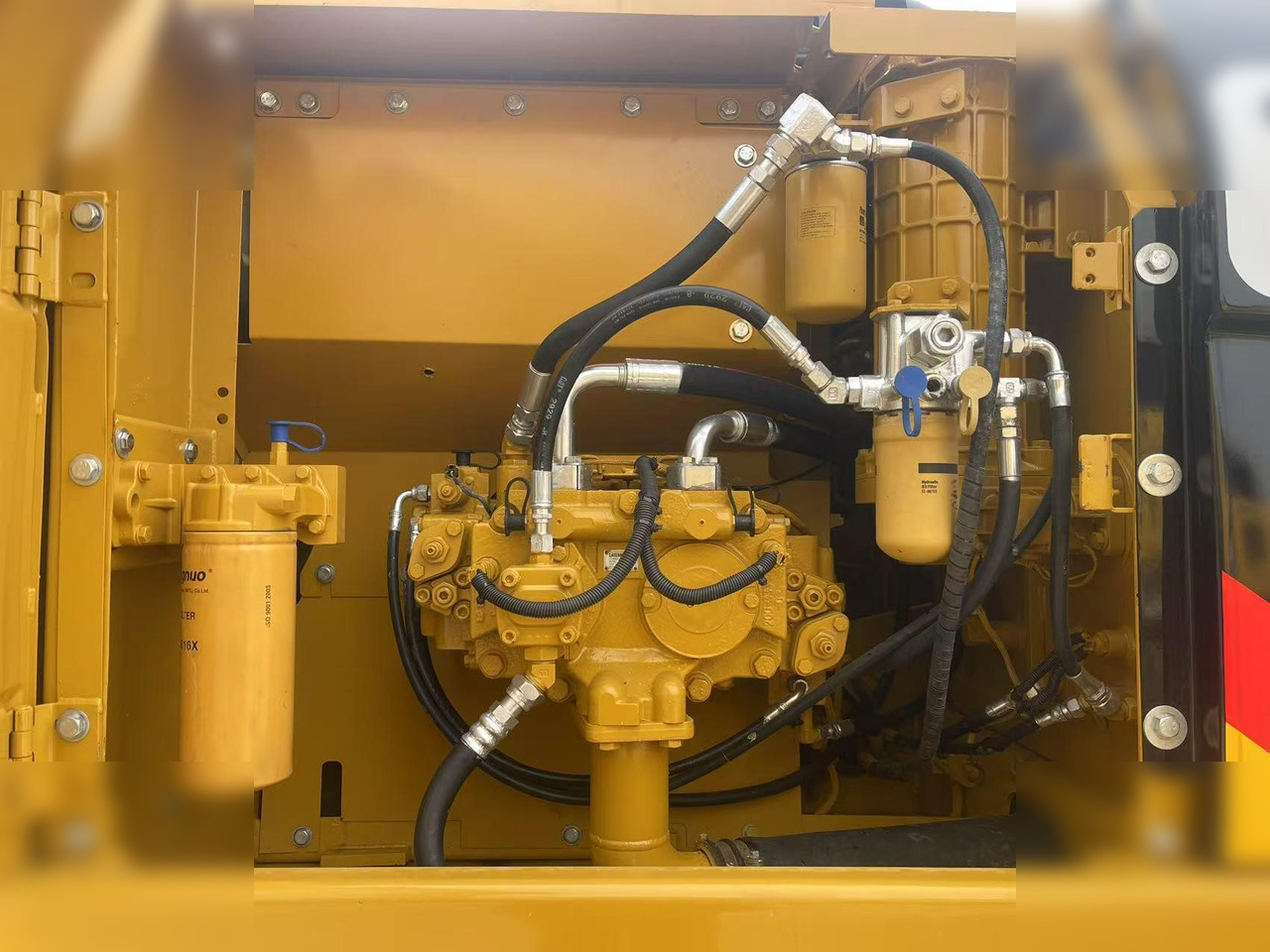 Crawler excavator CATERPILLAR 320D: picture 7