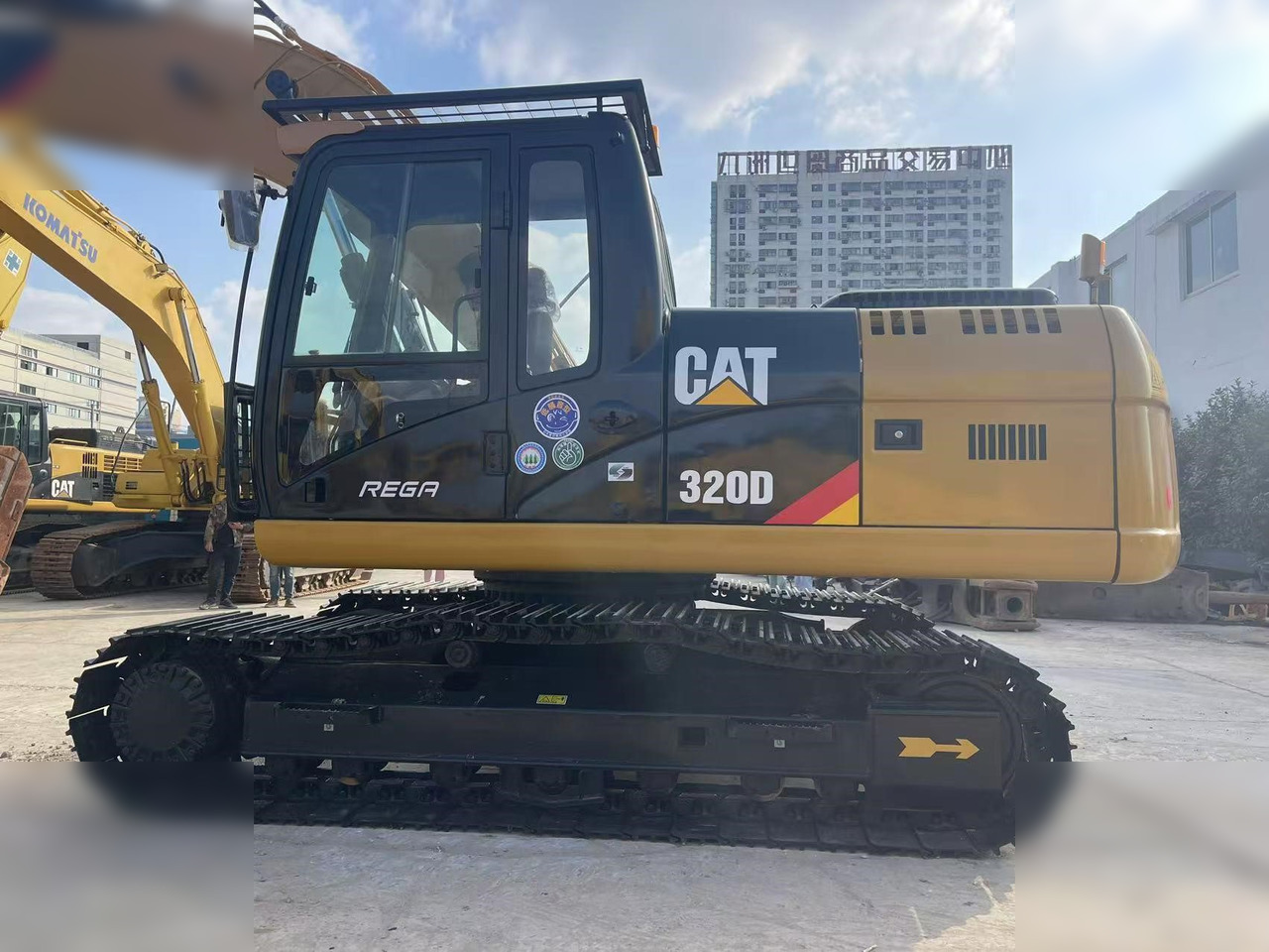 Crawler excavator CATERPILLAR 320D: picture 6