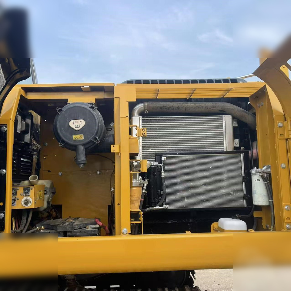 Crawler excavator CATERPILLAR 320D: picture 6