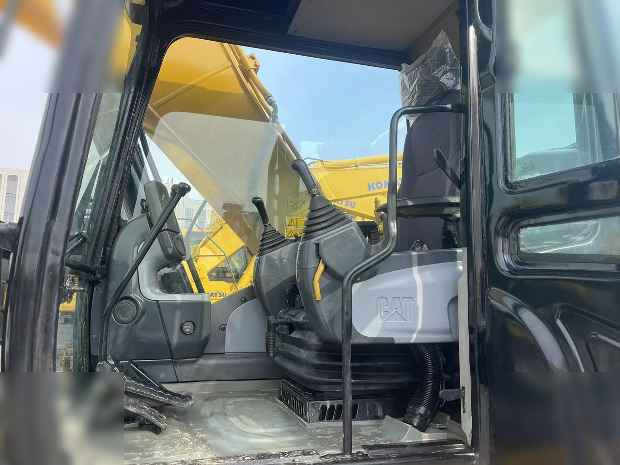 Crawler excavator CATERPILLAR 320D: picture 9