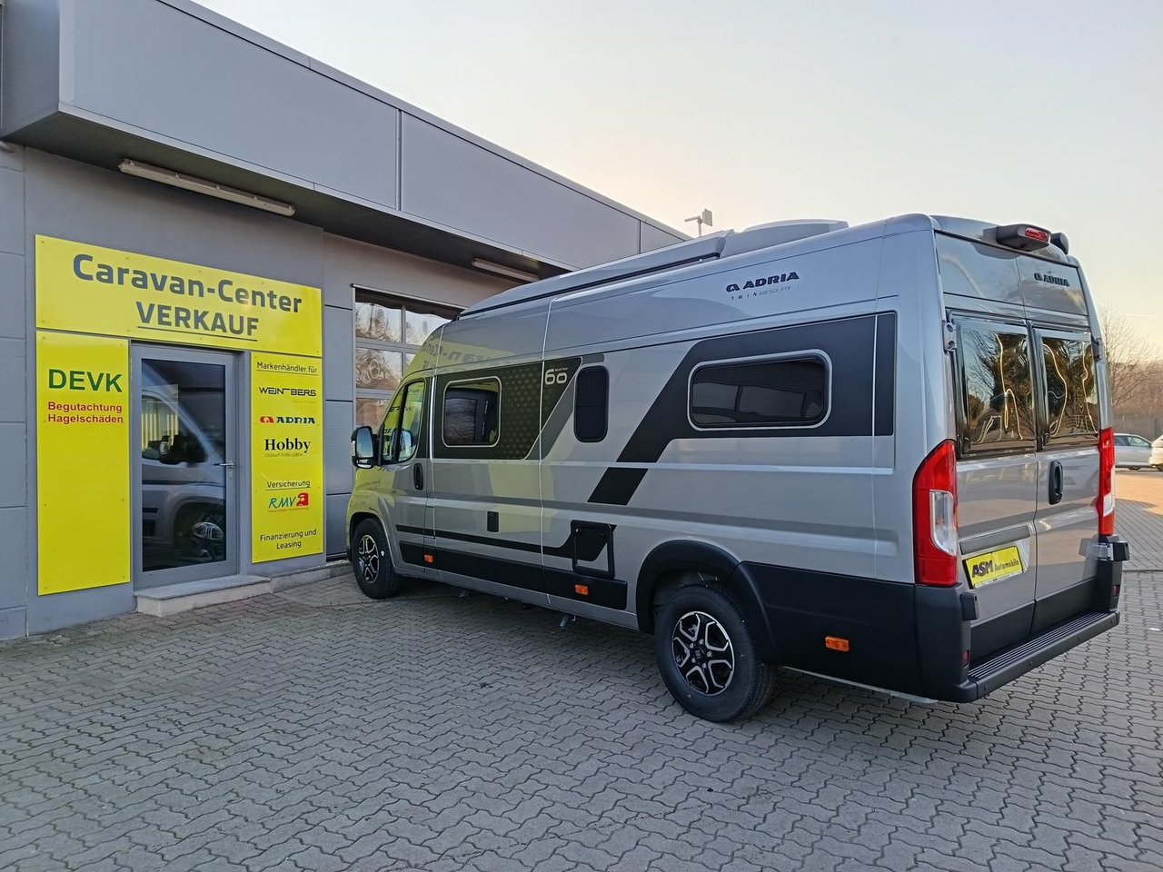 Adria Twin "60Y" 640 SGX 4,25MAXI*JUBILEE*AUFSTELLDACH - Camper van: picture 5 Adria Twin "60Y" 640 SGX 4,25MAXI*JUBILEE*AUFSTELLDACH - Camper van: picture 5