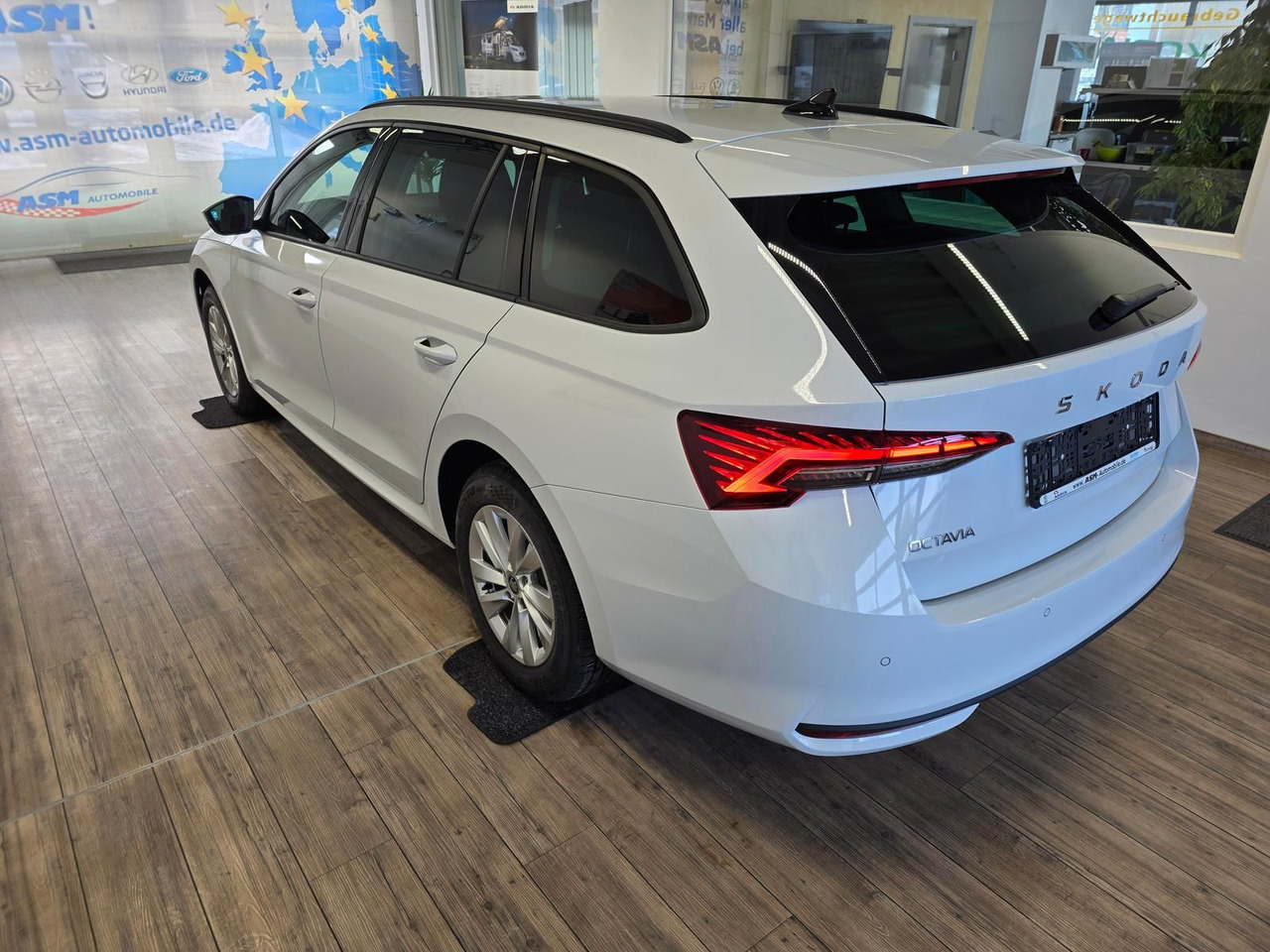 Skoda Octavia Combi Selection DSG*LED*ACC*WINTERPAKET* - Car: picture 4 Skoda Octavia Combi Selection DSG*LED*ACC*WINTERPAKET* - Car: picture 4