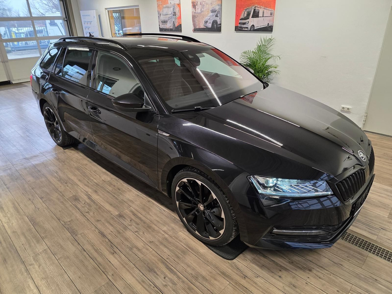 Skoda Superb Combi Sportline 2,0 TDI 4x4*PSD*360°*AHK* - Car: picture 3 Skoda Superb Combi Sportline 2,0 TDI 4x4*PSD*360°*AHK* - Car: picture 3