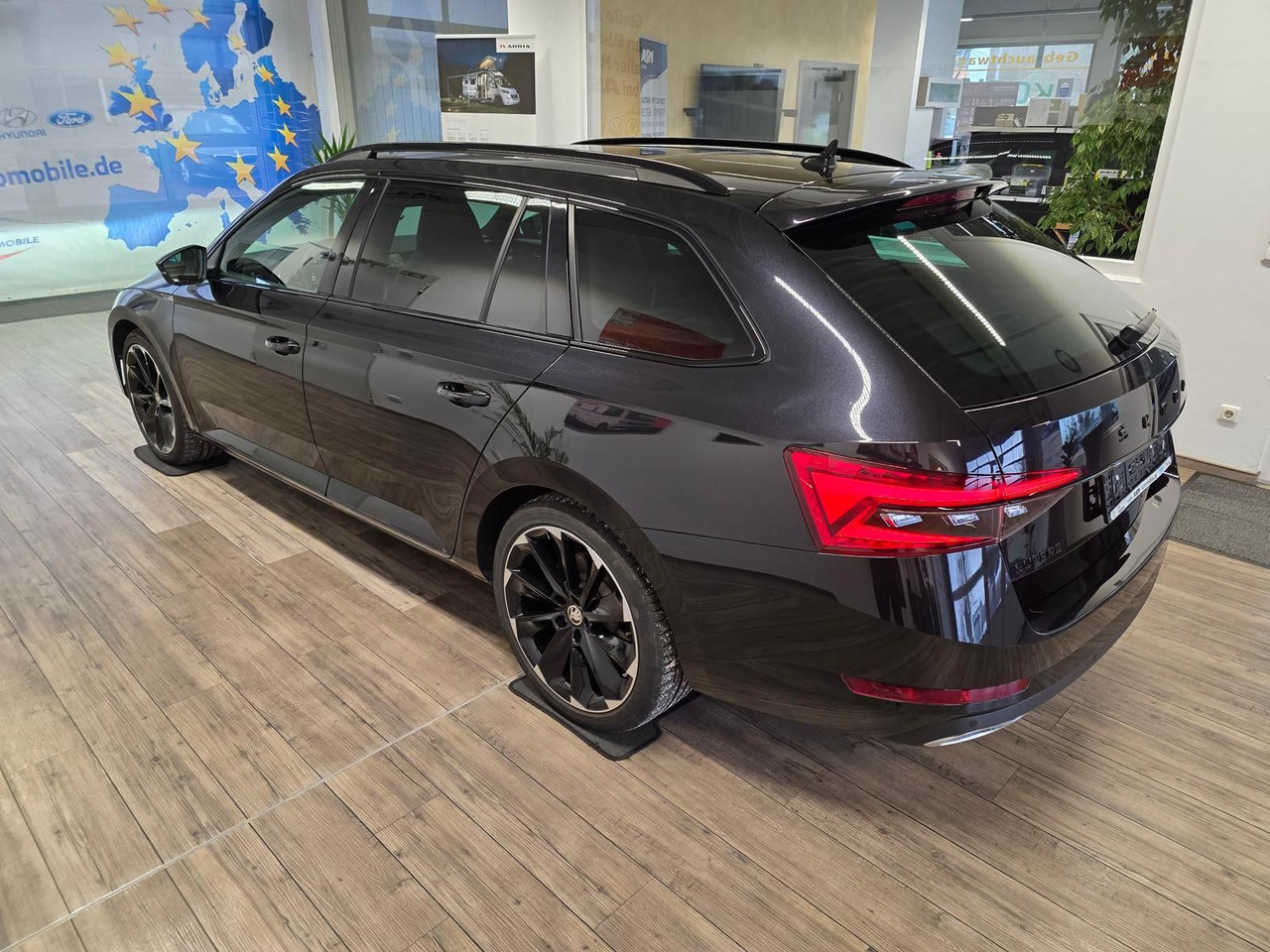 Skoda Superb Combi Sportline 2,0 TDI 4x4*PSD*360°*AHK* - Car: picture 4 Skoda Superb Combi Sportline 2,0 TDI 4x4*PSD*360°*AHK* - Car: picture 4
