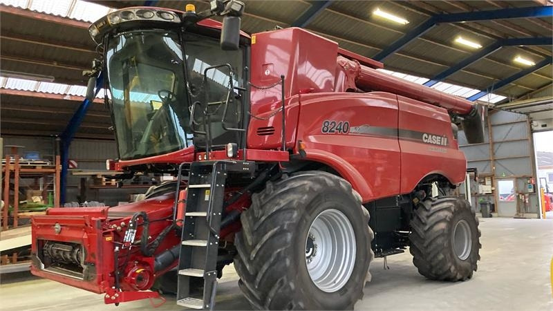 Case IH Axial Flow 8240 - Combine harvester: picture 3 Case IH Axial Flow 8240 - Combine harvester: picture 3