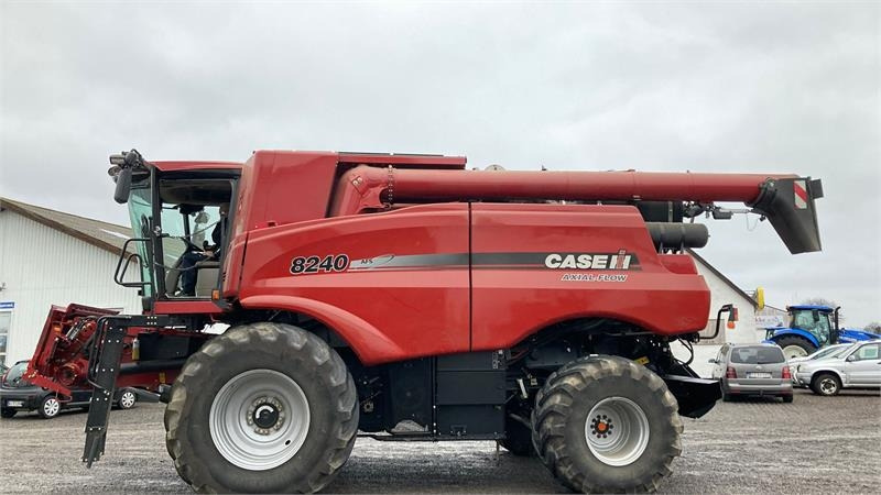 Case IH Axial Flow 8240 - Combine harvester: picture 1 Case IH Axial Flow 8240 - Combine harvester: picture 1