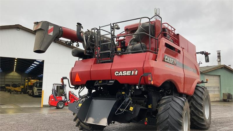 Case IH Axial Flow 8240 - Combine harvester: picture 2 Case IH Axial Flow 8240 - Combine harvester: picture 2