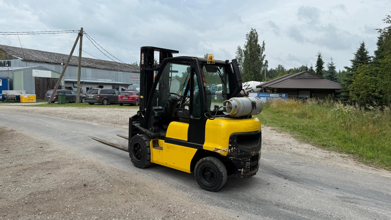 Nissan DX30 - Diesel forklift: picture 3 Nissan DX30 - Diesel forklift: picture 3