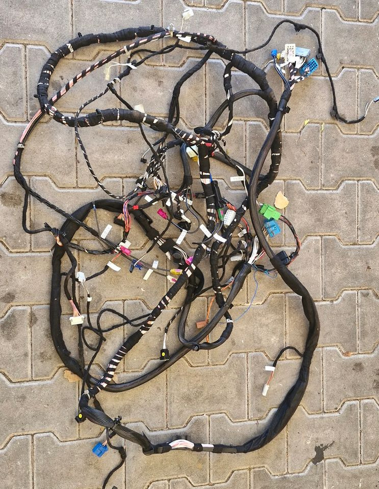 MAN TG3 TGX WIĄZKA INSTALACJA KONSOLI PÓŁKI GÓRNEJ - Electrical system: picture 1 MAN TG3 TGX WIĄZKA INSTALACJA KONSOLI PÓŁKI GÓRNEJ - Electrical system: picture 1