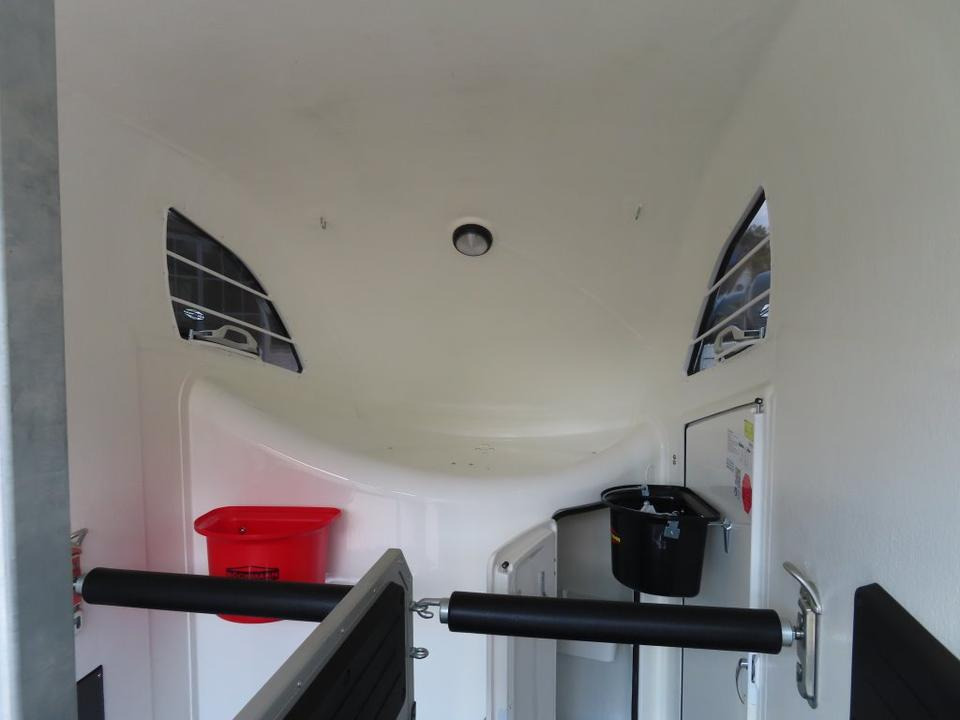 Böckmann Pferdeanhänger, Master 25, Mittelpostentrennwand, 100 km - Horse trailer: picture 5 Böckmann Pferdeanhänger, Master 25, Mittelpostentrennwand, 100 km - Horse trailer: picture 5