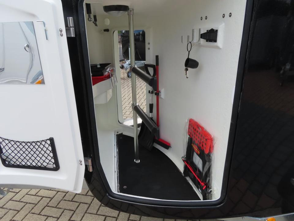 Böckmann Pferdeanhänger, Master 25, Mittelpostentrennwand, 100 km - Horse trailer: picture 4 Böckmann Pferdeanhänger, Master 25, Mittelpostentrennwand, 100 km - Horse trailer: picture 4