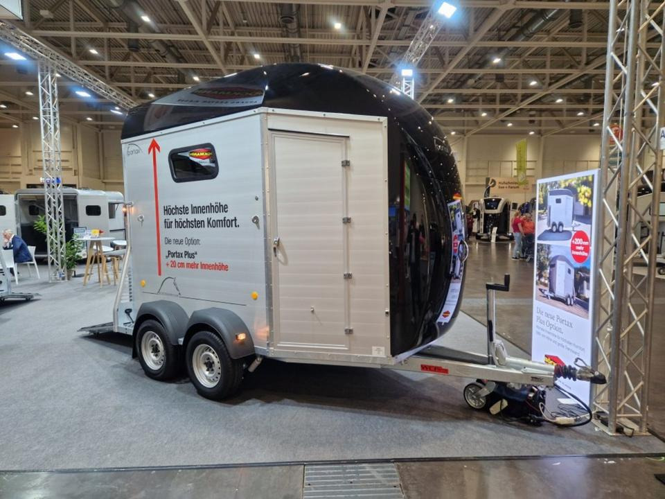 Pferdeanhänger Böckmann Portax E Plus Innenhöhe 2,55m WCF 100km/h - Horse trailer: picture 4 Pferdeanhänger Böckmann Portax E Plus Innenhöhe 2,55m WCF 100km/h - Horse trailer: picture 4