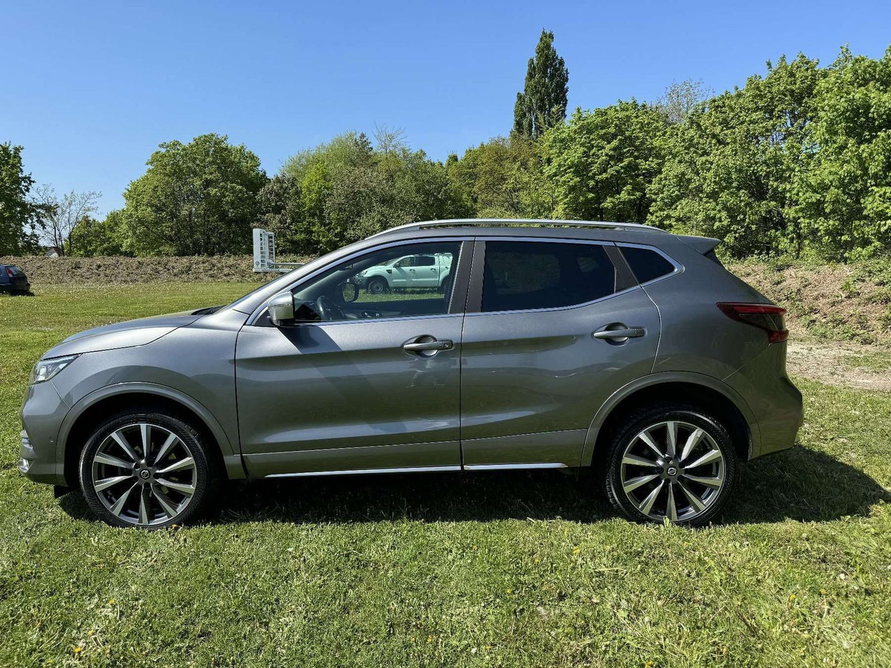 Nissan Qashqai 1.7 dCi N-Connecta 4x4 ALLRAD AUTOMATIK - SUV: picture 2 Nissan Qashqai 1.7 dCi N-Connecta 4x4 ALLRAD AUTOMATIK - SUV: picture 2