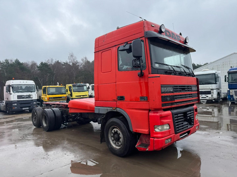 DAF 95 XF 380 Space Cab (MANUAL GEARBOX / BOITE MANUELLE / EURO 3 / 6X2) - Cab chassis truck: picture 3 DAF 95 XF 380 Space Cab (MANUAL GEARBOX / BOITE MANUELLE / EURO 3 / 6X2) - Cab chassis truck: picture 3