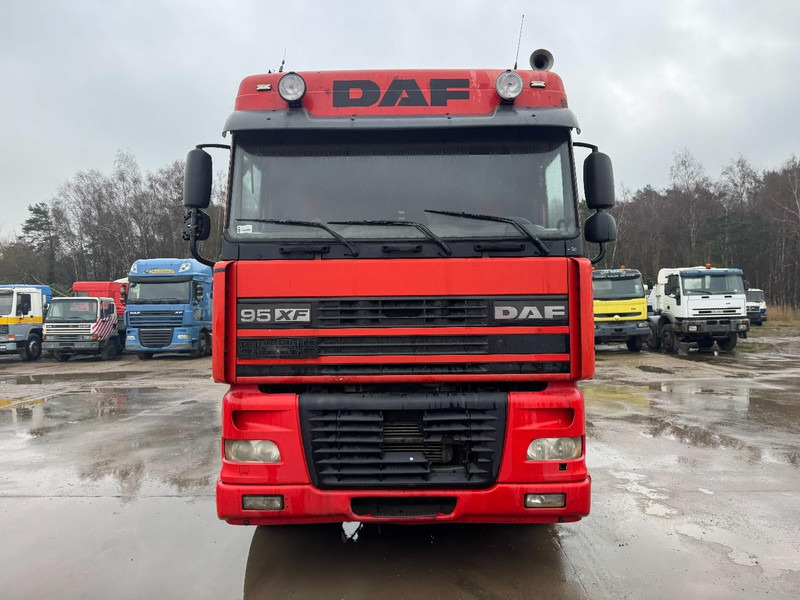 DAF 95 XF 380 Space Cab (MANUAL GEARBOX / BOITE MANUELLE / EURO 3 / 6X2) - Cab chassis truck: picture 2 DAF 95 XF 380 Space Cab (MANUAL GEARBOX / BOITE MANUELLE / EURO 3 / 6X2) - Cab chassis truck: picture 2
