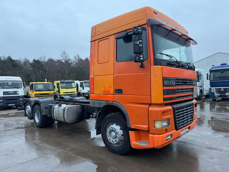 DAF 95 XF 380 Space Cab (MANUAL GEARBOX & MANUAL / BOITE & POMPE MANUELLE / EURO 2 / 6X2) - Cab chassis truck: picture 3 DAF 95 XF 380 Space Cab (MANUAL GEARBOX & MANUAL / BOITE & POMPE MANUELLE / EURO 2 / 6X2) - Cab chassis truck: picture 3