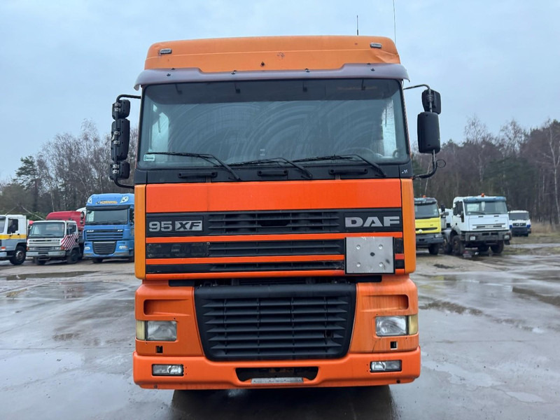 DAF 95 XF 380 Space Cab (MANUAL GEARBOX & MANUAL PUM / BOITE MANUELLE & POMPE MANUELLE / EURO 2 / 6X2) - Cab chassis truck: picture 2 DAF 95 XF 380 Space Cab (MANUAL GEARBOX & MANUAL PUM / BOITE MANUELLE & POMPE MANUELLE / EURO 2 / 6X2) - Cab chassis truck: picture 2