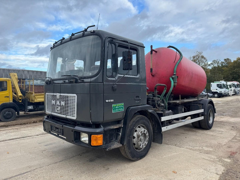 MAN 18.232 (8000 L / 6 CYLINDER WITH MANUAL PUMP / STEEL SUSPENSION) - Vacuum truck: picture 1 MAN 18.232 (8000 L / 6 CYLINDER WITH MANUAL PUMP / STEEL SUSPENSION) - Vacuum truck: picture 1