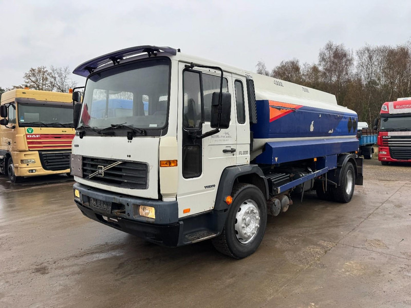Volvo FL 6 - 220 (11000 L / 2 COMPARTMENTS / 18 TON / MANUAL GEARBOX / PERFECT) - Tanker truck: picture 1 Volvo FL 6 - 220 (11000 L / 2 COMPARTMENTS / 18 TON / MANUAL GEARBOX / PERFECT) - Tanker truck: picture 1
