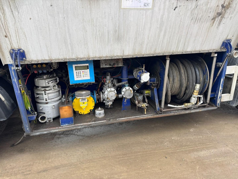 Volvo FL 6 - 220 (11000 L / 2 COMPARTMENTS / 18 TON / MANUAL GEARBOX / PERFECT) - Tanker truck: picture 5 Volvo FL 6 - 220 (11000 L / 2 COMPARTMENTS / 18 TON / MANUAL GEARBOX / PERFECT) - Tanker truck: picture 5