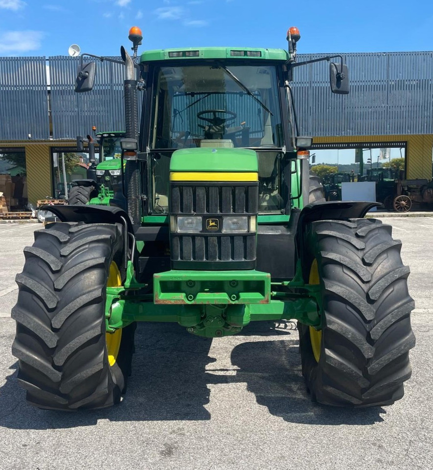 JOHN DEERE 6810 - Farm tractor: picture 2 JOHN DEERE 6810 - Farm tractor: picture 2