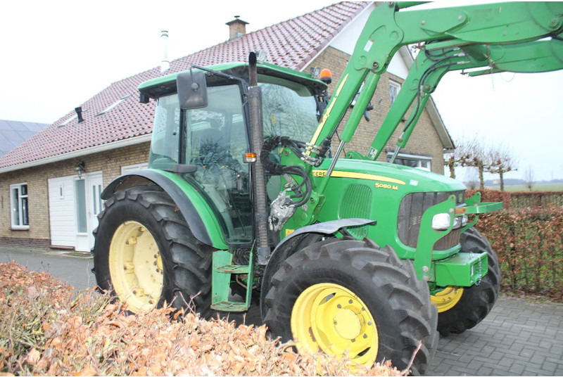 John Deere 5080M met voorlader - Farm tractor: picture 1 John Deere 5080M met voorlader - Farm tractor: picture 1