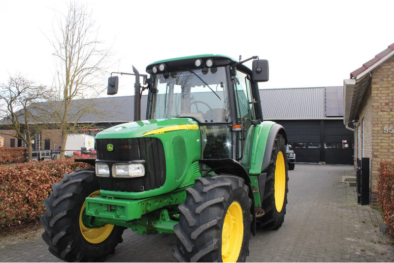 John Deere 6220 - Farm tractor: picture 5 John Deere 6220 - Farm tractor: picture 5