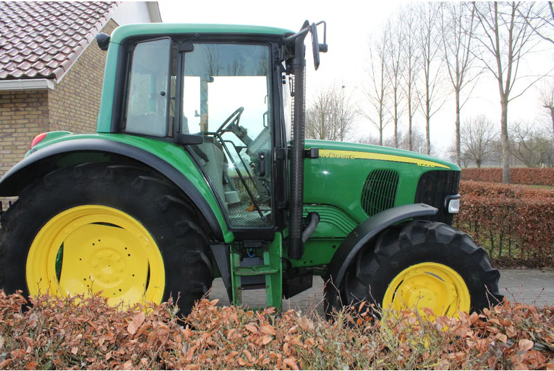 John Deere 6220 - Farm tractor: picture 2 John Deere 6220 - Farm tractor: picture 2