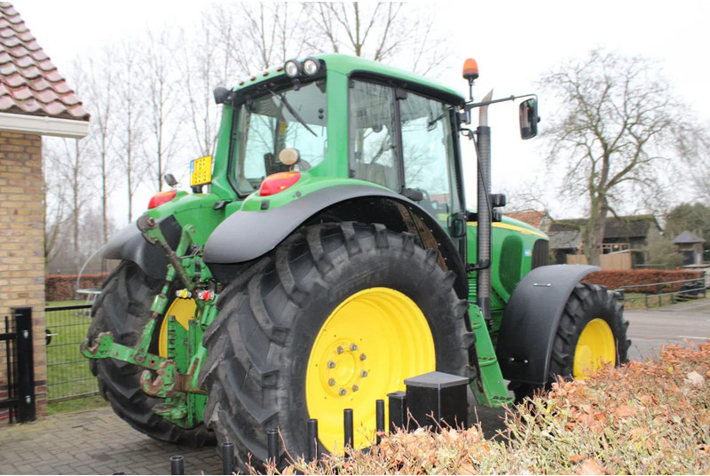 John Deere 6820 - Farm tractor: picture 3 John Deere 6820 - Farm tractor: picture 3