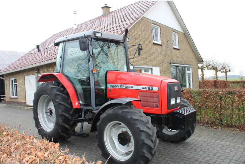 Massey Ferguson 4225 - Farm tractor: picture 1 Massey Ferguson 4225 - Farm tractor: picture 1