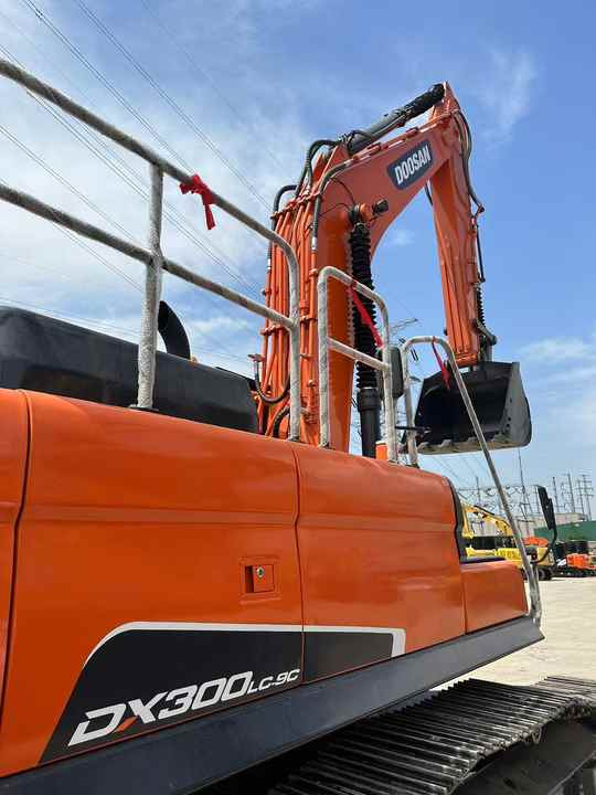 Used Excavator Doosan DX300 Excavators Mini Equipment Earth Moving Machinery Doosan Digger Excavator for Sale - Excavator: picture 4 Used Excavator Doosan DX300 Excavators Mini Equipment Earth Moving Machinery Doosan Digger Excavator for Sale - Excavator: picture 4