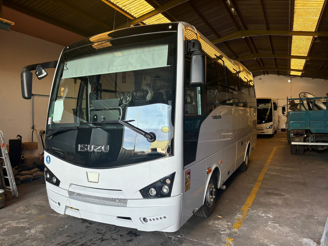 ISUZU TURQUOISE - Coach: picture 2 ISUZU TURQUOISE - Coach: picture 2