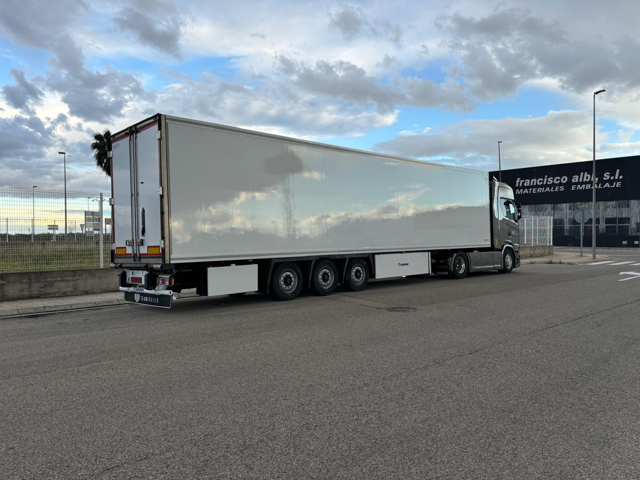 SCANIA S500 - Refrigerator truck: picture 2 SCANIA S500 - Refrigerator truck: picture 2