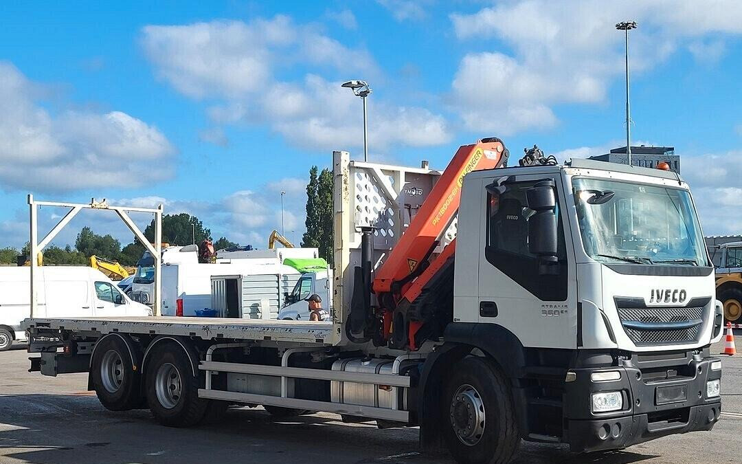 IVECO STRALIS 360 CASSONE FISSO E GRU PALFINGER - Dropside/ Flatbed truck, Crane truck: picture 2 IVECO STRALIS 360 CASSONE FISSO E GRU PALFINGER - Dropside/ Flatbed truck, Crane truck: picture 2