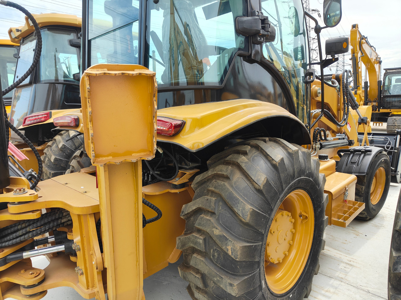 CATERPILLAR 420F backhole loader in stock - Backhoe loader: picture 5 CATERPILLAR 420F backhole loader in stock - Backhoe loader: picture 5