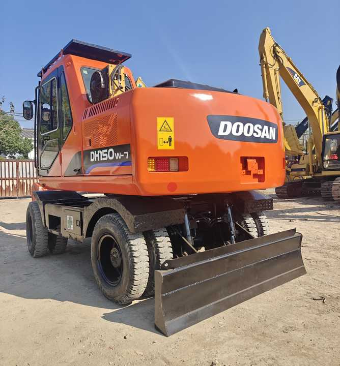 Used Doosan DH150W-7 Model Wheel Excavator Second Hand Machine Popular Brand Korean Doosan Hydraulic Machinery - Wheel excavator: picture 3 Used Doosan DH150W-7 Model Wheel Excavator Second Hand Machine Popular Brand Korean Doosan Hydraulic Machinery - Wheel excavator: picture 3
