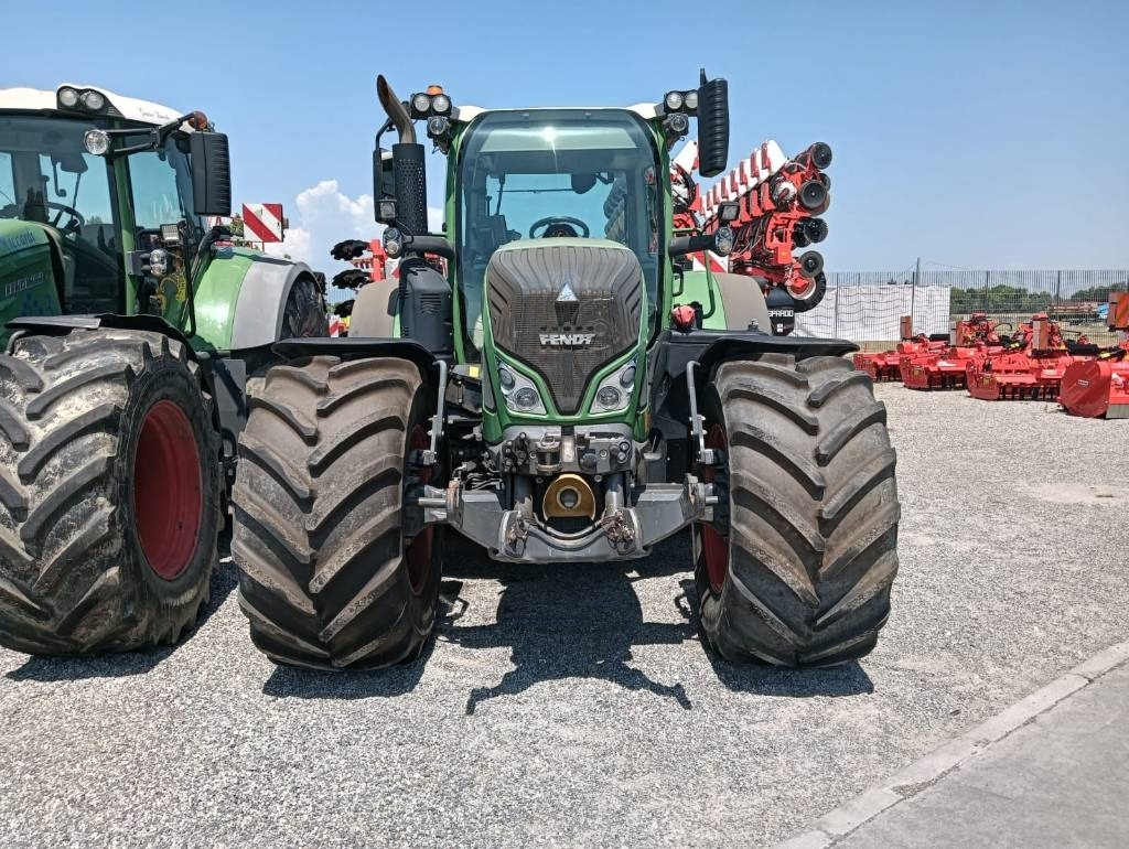 Fendt 718 Vario - Farm tractor: picture 2 Fendt 718 Vario - Farm tractor: picture 2
