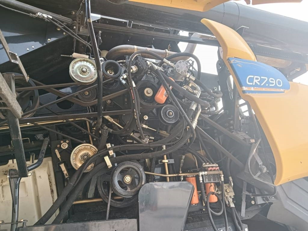 New Holland CR 7.90 - Combine harvester: picture 5 New Holland CR 7.90 - Combine harvester: picture 5