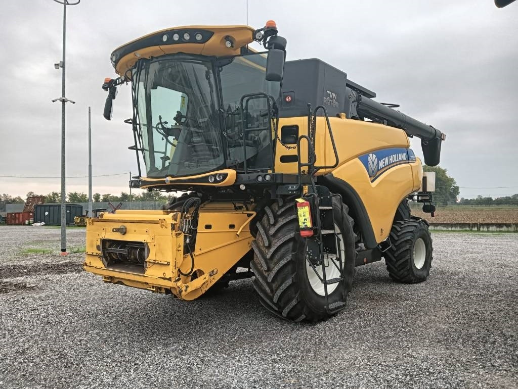 New Holland CR 7.90 - Combine harvester: picture 2 New Holland CR 7.90 - Combine harvester: picture 2