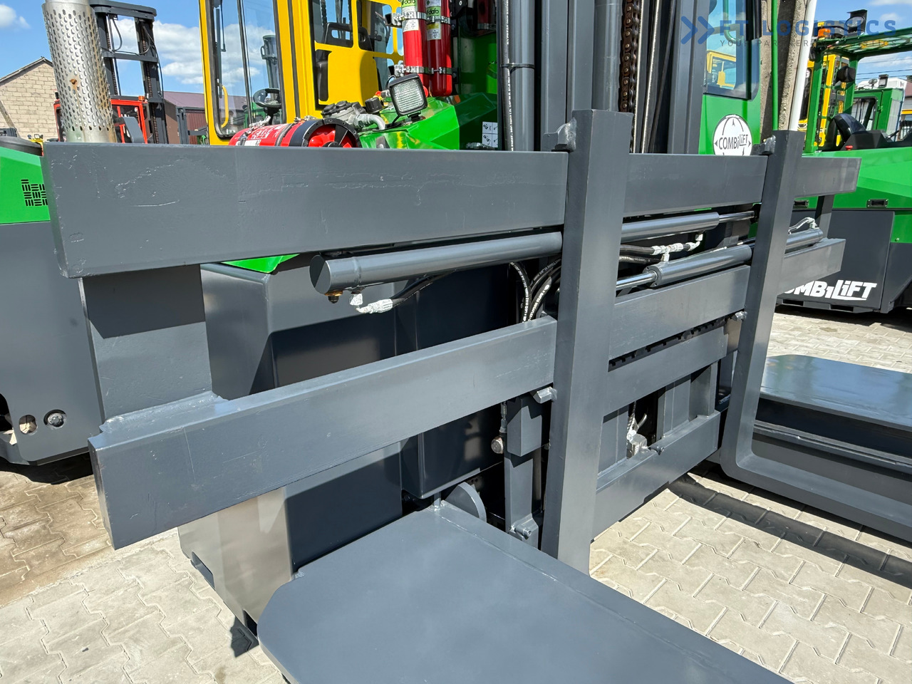 COMBILIFT C5000E / ELECTRIC / TRIPLEX 8300MM / FULL FREE LIFT / WIDE POSITIONER / FORK SIDESHIFT / BATTERY LIKE NEW - 4-way reach truck: picture 5 COMBILIFT C5000E / ELECTRIC / TRIPLEX 8300MM / FULL FREE LIFT / WIDE POSITIONER / FORK SIDESHIFT / BATTERY LIKE NEW - 4-way reach truck: picture 5