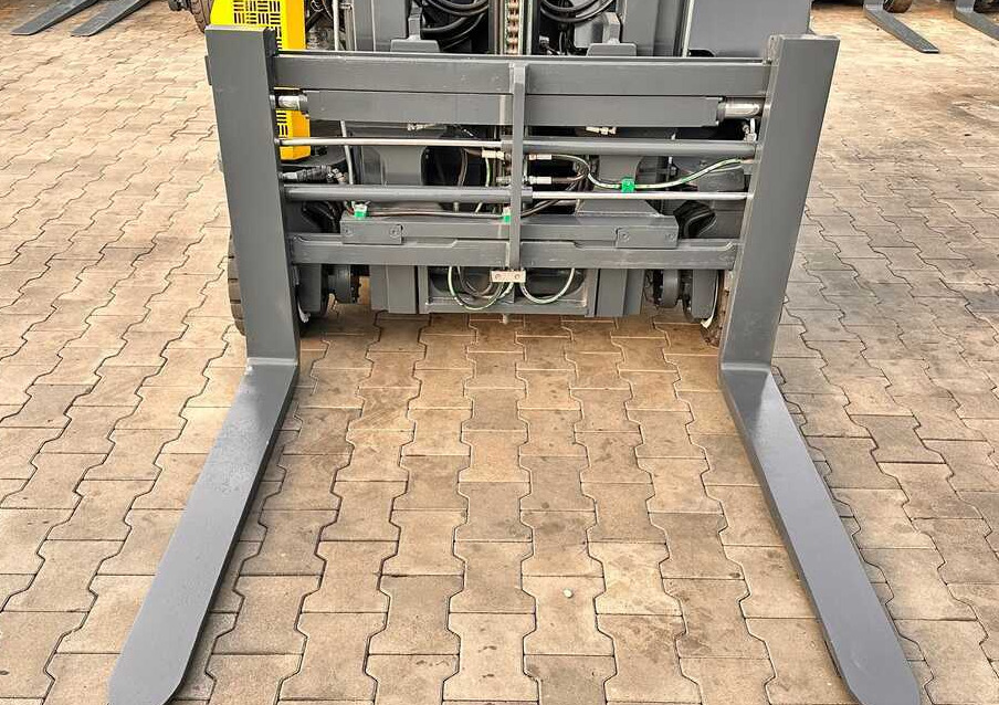 Combilift C2500CB / DUPLEX / 4100MM / DIESEL / FREE LIFT / FORK POSITIONER / SIDE SHIFT / LIKE NEW - 4-way reach truck: picture 5 Combilift C2500CB / DUPLEX / 4100MM / DIESEL / FREE LIFT / FORK POSITIONER / SIDE SHIFT / LIKE NEW - 4-way reach truck: picture 5