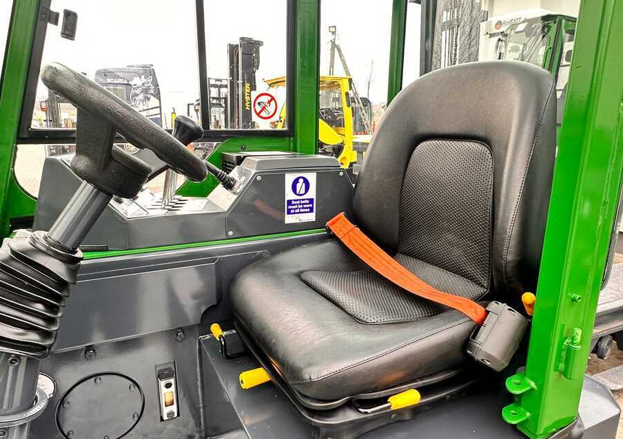 Combilift C2500CB / TRIPLEX / DIESEL / 4900MM / FREE LIFT / POSITIONER 1720MM / LIKE NEW - 4-way reach truck: picture 5 Combilift C2500CB / TRIPLEX / DIESEL / 4900MM / FREE LIFT / POSITIONER 1720MM / LIKE NEW - 4-way reach truck: picture 5