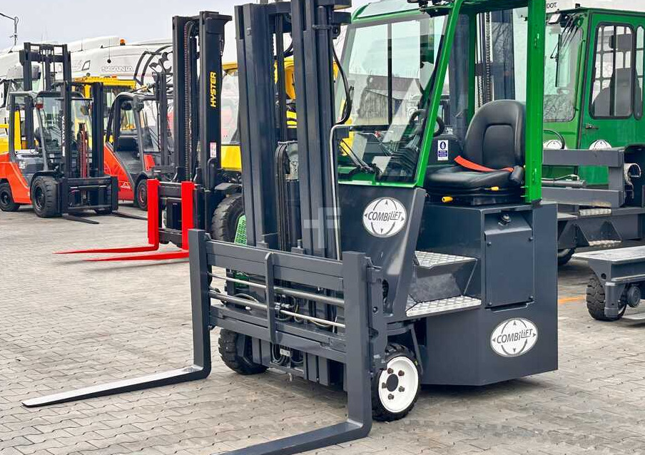 Combilift C2500CB / TRIPLEX / DIESEL / 4900MM / FREE LIFT / POSITIONER 1720MM / LIKE NEW - 4-way reach truck: picture 1 Combilift C2500CB / TRIPLEX / DIESEL / 4900MM / FREE LIFT / POSITIONER 1720MM / LIKE NEW - 4-way reach truck: picture 1