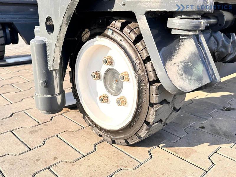 Combilift C3000 / DUPLEX / 4100MM / LPG / FREE LIFT / Like New C3000 / DUPLEX / 4100MM / LPG / FREE LIFT / Like New - 4-way reach truck: picture 4 Combilift C3000 / DUPLEX / 4100MM / LPG / FREE LIFT / Like New C3000 / DUPLEX / 4100MM / LPG / FREE LIFT / Like New - 4-way reach truck: picture 4